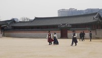 Turis yang datang banyak yang mengenakan hanbok, pakaian tradisional Korea. Di dekat Gyeongbok Palace memang ada tempat yang menyewakan hanbok buat wanita serta pria (Kurnia/detikTravel)