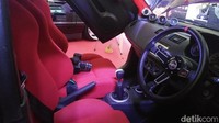 Bukan hanya bagian dalam dan mesin saja yang rombak, mobil yang bermain di segmen hatchback ini, juga dirombak hampir keseluruhan pada bagia dalamnya. Jok racing Sparco, setir Sparco, indikator Defi, rollbar, xbar, seatbelt Takata racing, ucap Daniel.