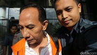 Itoc Tochija diperiksa sebagai tersangka terkait kasus menerima hadiah atau janji terkait pembangunan Pasar Atas Baru Cimahi tahap 2 tahun 2017.