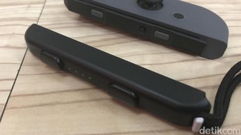 Kontroler Joy-Con yang jadi salah satu ciri khas Switch. Nintendo juga menyiapkan semacam pelengkap yang selain memberikan tambahan tombol, juga sebagai strap untuk digantungkan di pergelangan tangan. Foto: afr/detikINET