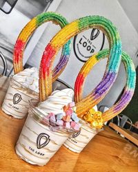 Wah! Cantiknya Es Krim dengan Topping Churros Warna Pelangi!