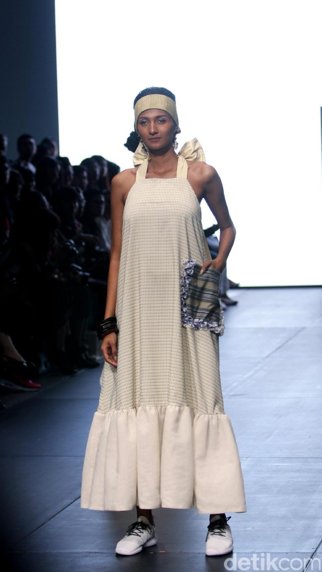 Karya IKAT Indonesia by Didiet Maulana yang terinspirasi dinamika kehidupan urban. menghadirkan koleksinya di Plaza Indonesia Fashion Week 2017. jakarta. Plaza Indonesia. [Foto: Mohammad Abduh/Wolipop]