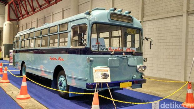 Bernostalgia dengan Deretan Bus Tua Nan Klasik