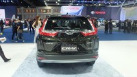 Dua mesin pilihan ditawarkan All New CR-V ini yakni bensin 2.4 liter dan diesel 1.6 liter turbo diesel. Dua pilihan ini memberikan dua varian lagi yakni 2.4 E dan 2.4 EL 4 WD untuk bensin serta DT-E dan DT-EL 4WD untuk diesel.