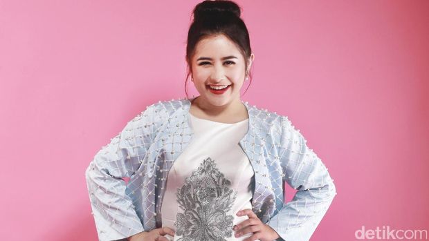Prilly Latuconsina 
