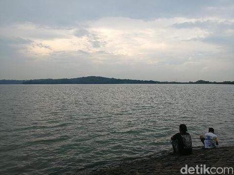 Setu Patok, Tempat Nongkrong dan Cuci Mobil 'Terbesar' di Cirebon