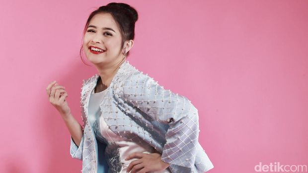 Prilly Latuconsina 