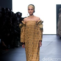 Karya IKAT Indonesia by Didiet Maulana yang terinspirasi dinamika kehidupan urban. menghadirkan koleksinya di Plaza Indonesia Fashion Week 2017. jakarta. Plaza Indonesia. [Foto: Mohammad Abduh/Wolipop]
