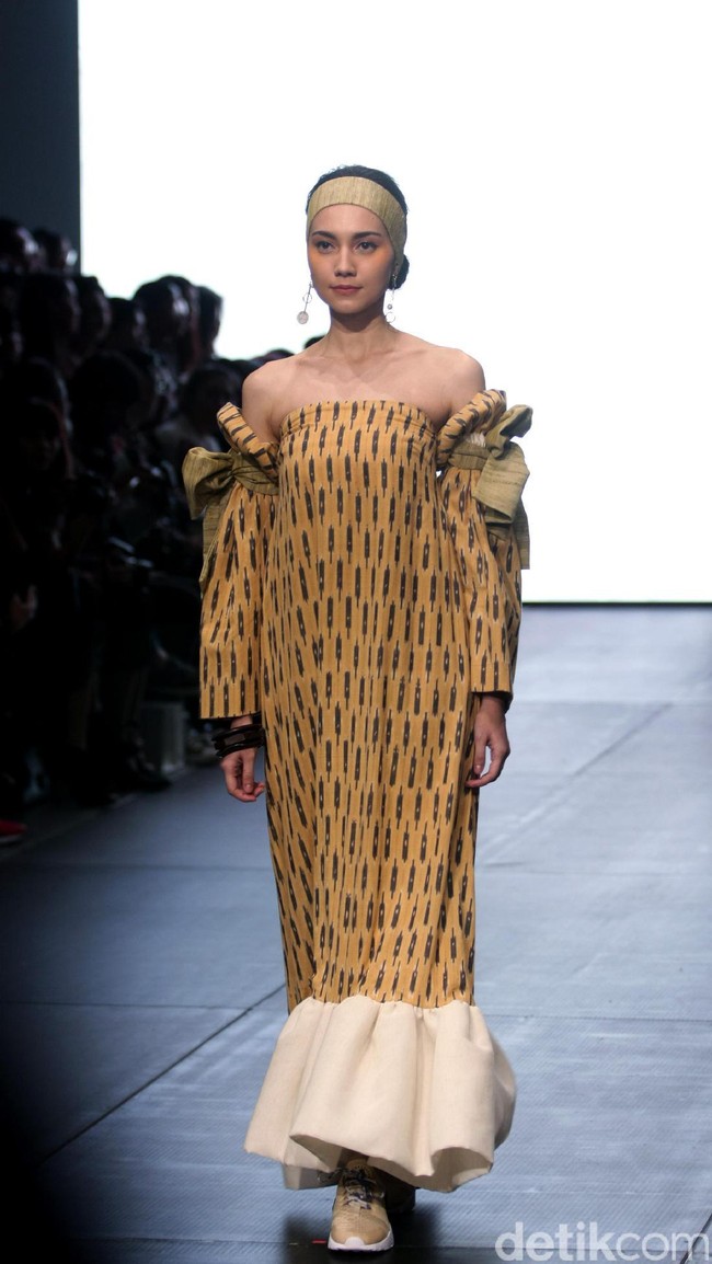 Karya IKAT Indonesia by Didiet Maulana yang terinspirasi dinamika kehidupan urban. menghadirkan koleksinya di Plaza Indonesia Fashion Week 2017. jakarta. Plaza Indonesia. [Foto: Mohammad Abduh/Wolipop]