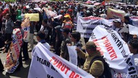 Menurut mereka anjloknya harga ayam dan telur terjadi karena kelebihan pasokan di pasar, sehingga membuat harganya turun di bawah harga pokok produksi (HPP).