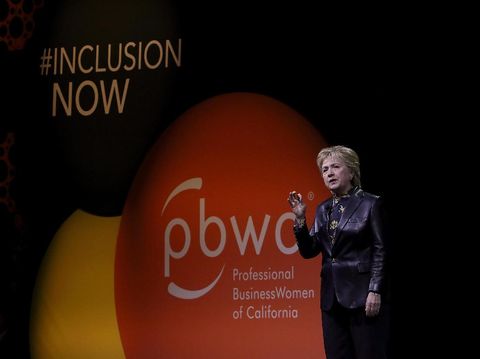 Pakai Jaket Kulit, Hillary Clinton Bikin Heboh Netizen