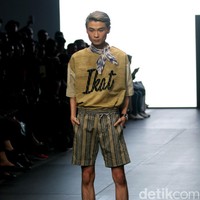 Karya IKAT Indonesia by Didiet Maulana yang terinspirasi dinamika kehidupan urban. menghadirkan koleksinya di Plaza Indonesia Fashion Week 2017. jakarta. Plaza Indonesia. [Foto: Mohammad Abduh/Wolipop]