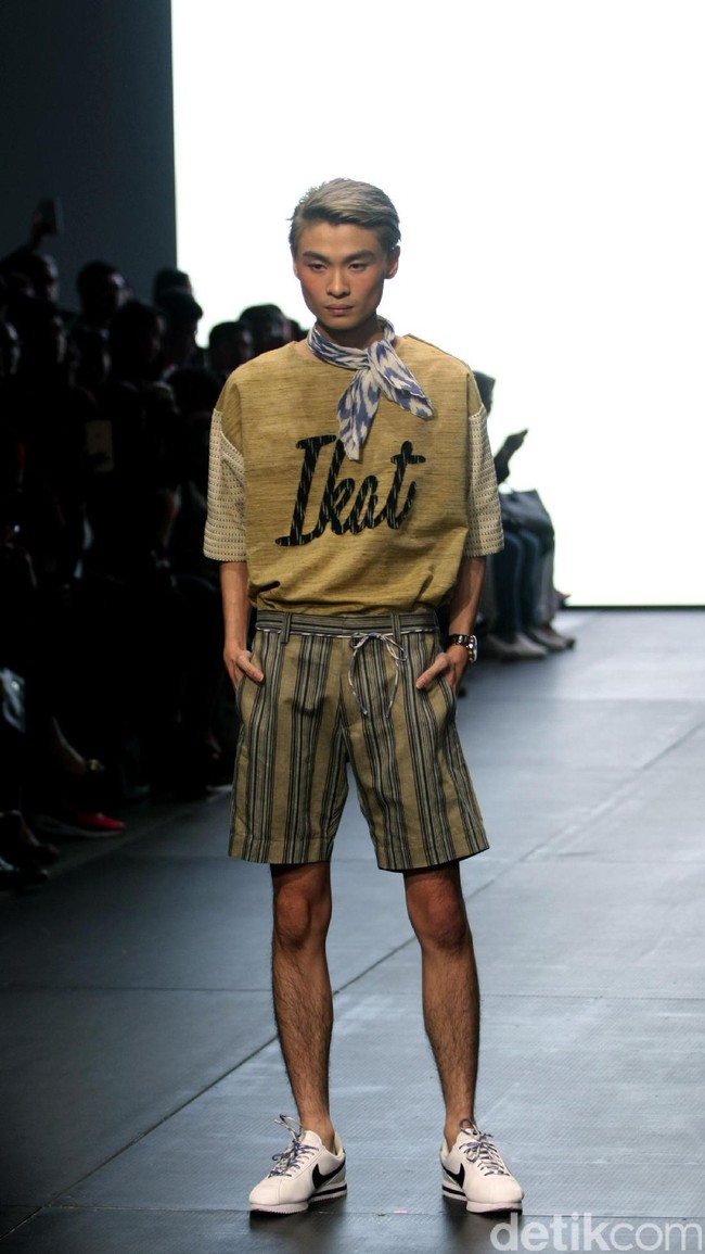 Karya IKAT Indonesia by Didiet Maulana yang terinspirasi dinamika kehidupan urban. menghadirkan koleksinya di Plaza Indonesia Fashion Week 2017. jakarta. Plaza Indonesia. [Foto: Mohammad Abduh/Wolipop]