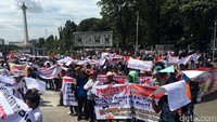 Para peternak ayam pedaging (broiler) dan petelur (layer) berunjukrasa di depan Istana Merdeka, Kamis (30/3/2017).
