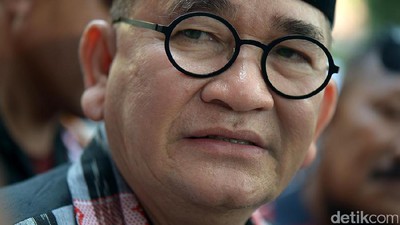 Kontroversi Ruhut Sitompul: Dukung Ahok hingga Berseragam PDIP