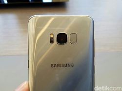 Menggenggam Galaxy S8 di New York