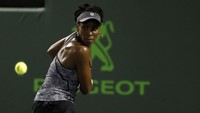 Venus bersiap mengembalikan bola saat bertanding melawan Kerber di perempatfinal Miami Terbuka. Geoff Burke-USA TODAY Sports/Reuters.
