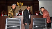 Dalam kesaksiannya, Eks anggota Komisi II DPR Ganjar Pranowo mengaku pernah ditawari uang oleh rekan di komisinya, Mustokoweni. Namun tawaran uang itu ditolak Ganjar. Sementara Agus Martowardojo menjelaskan tentang penggunaan skema tahun jamak dalam penganggaran di proyek e-KTP. Menurut Agus, pengajuan soal kontrak tahun jamak itu diusulkan dari Kemdagri.