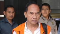 Itoc Tochija diduga menerima suap Rp 500 juta dari pengusaha bernama Triswara Dhanu Brata dan Hendriza Soleh Gunadi.