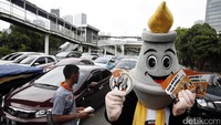 Para relawan membagikan informasi seputar pelaksanaan Pilkada DKI Jakarta putaran kedua.
