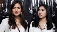 Raisa dan Isyana tampil dengan gaya casual dengan atasan kemeja putih. Foto: Hanif/detikHOT