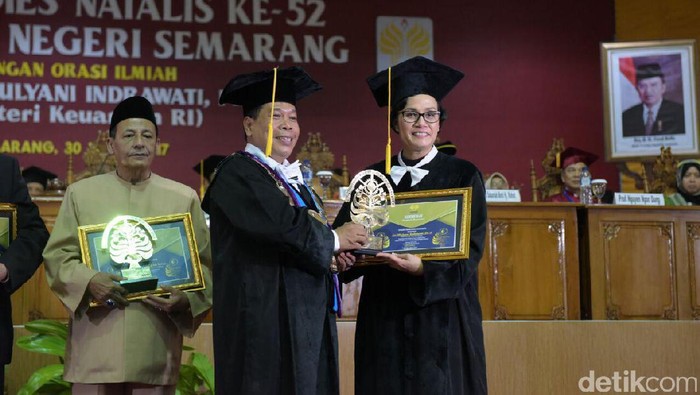 Sri Mulyani Berkaca-kaca Ingat Orang Tua Saat Terima Penghargaan