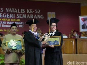 Sri Mulyani Berkaca-kaca Ingat Orang Tua Saat Terima Penghargaan