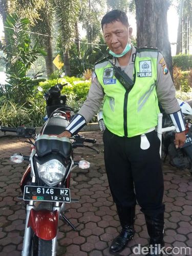 Sepeda motor pria yang tak memakai celana