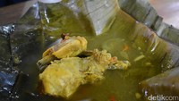 Menu andalannya yang populer juga ada garang asem. Dibungkus dengan daun pisang, dua buah potongan daging ayam kampung enak dipadu dengan kuah segar nan gurih.  