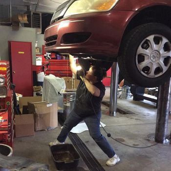 Di Bengkel Khusus Wanita Ini, Bisa Servis Mobil Sekaligus Manicure & Pedicure