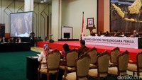 Dalam sidang nanti, juga akan dipanggil pihak-pihak yang berkaitan langsung dengan laporan tersebut. Pasangan calon (paslon) nomor urut 2 Basuki T Purnama (Ahok)-Djarot Saiful Hidayat dan paslon nomor urut 3 Anies Baswedan-Sandiaga Uno rencananya juga akan dipanggil.