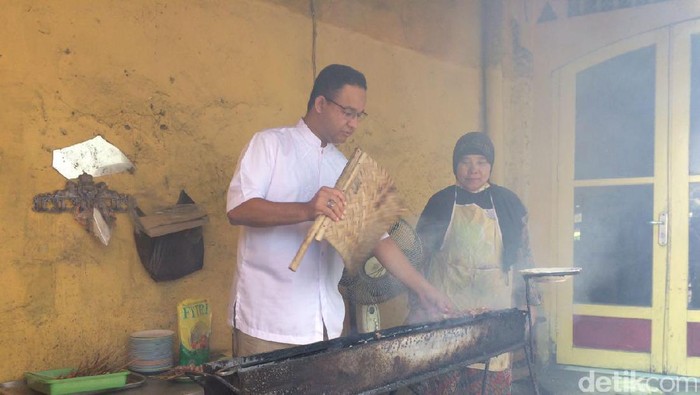 Gaya Anies Kipas Sate Saat Singgah di Tegal
