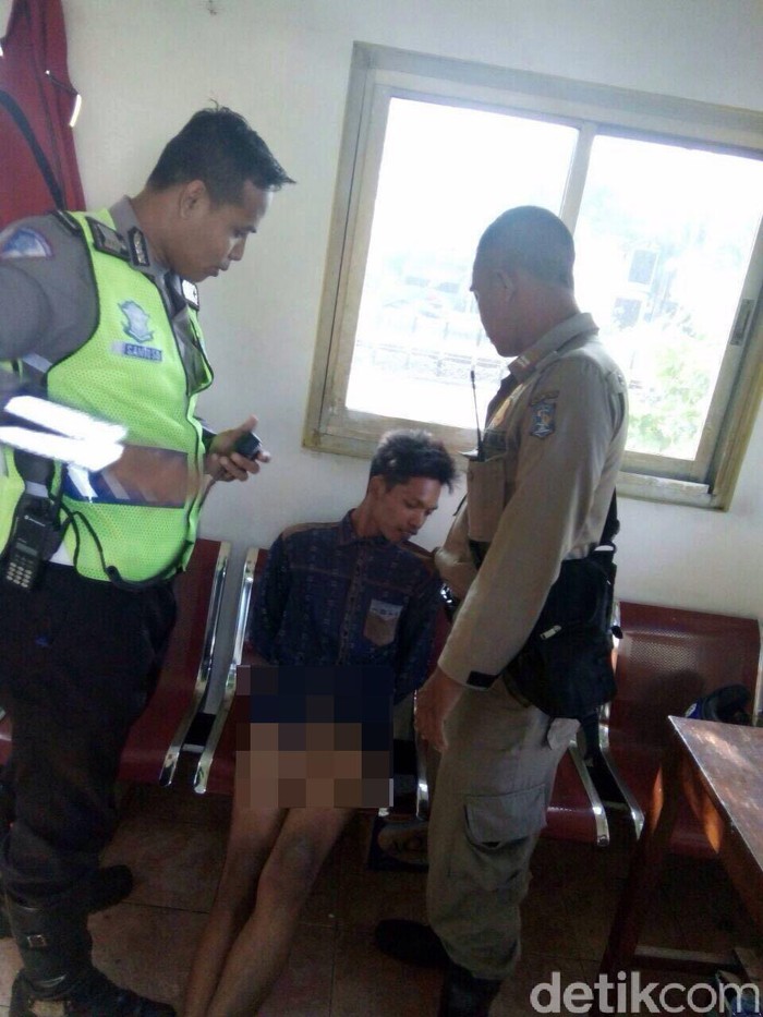 Pria Naik Motor Berkemeja dan Bercelana Dalam Bernama Eksan