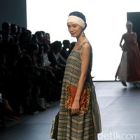 Karya IKAT Indonesia by Didiet Maulana yang terinspirasi dinamika kehidupan urban. menghadirkan koleksinya di Plaza Indonesia Fashion Week 2017. jakarta. Plaza Indonesia. [Foto: Mohammad Abduh/Wolipop]