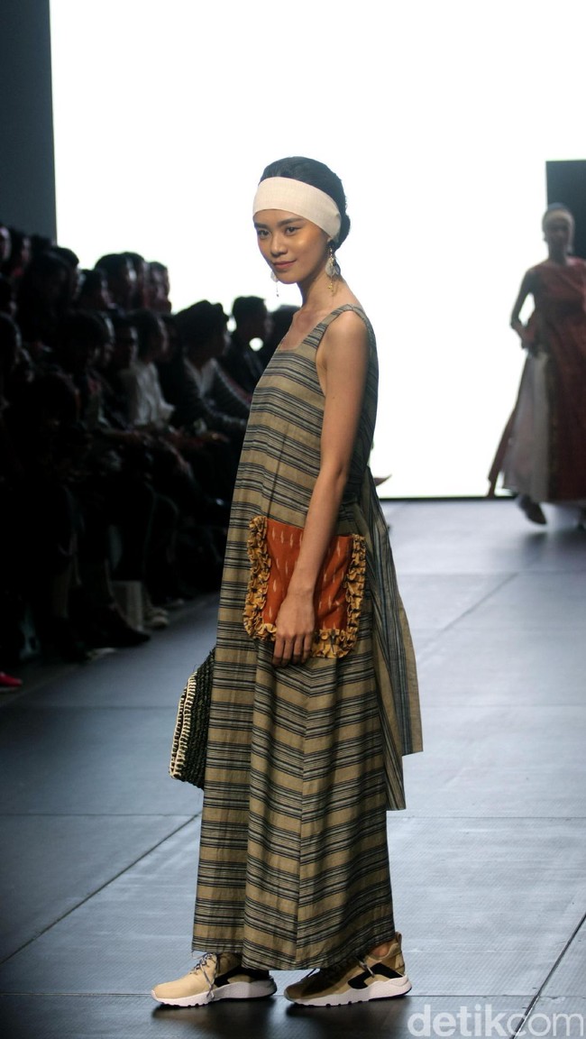 Karya IKAT Indonesia by Didiet Maulana yang terinspirasi dinamika kehidupan urban. menghadirkan koleksinya di Plaza Indonesia Fashion Week 2017. jakarta. Plaza Indonesia. [Foto: Mohammad Abduh/Wolipop]