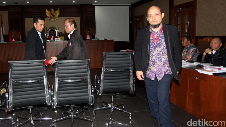 Novel Baswedan Disiram Air Keras Usai Salat Subuh di Masjid Novel Baswedan Disiram Air Keras Usai Salat Subuh di Masjid