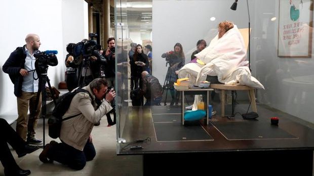 Lagi, Aksi Seniman Prancis Abraham Poincheval Hebohkan Publik 