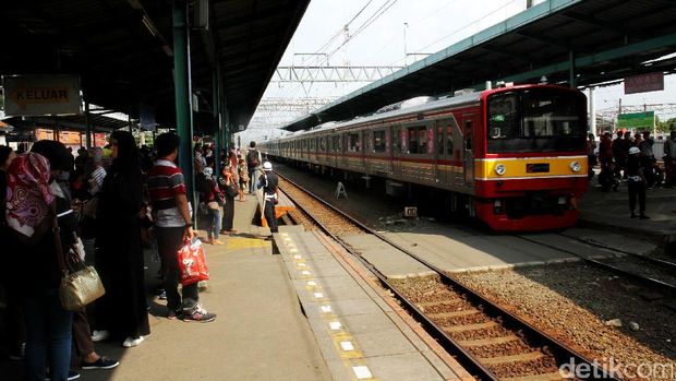 Naik KRL, Kereta Lokal dan TransJakarta Hari Ini Gratis!