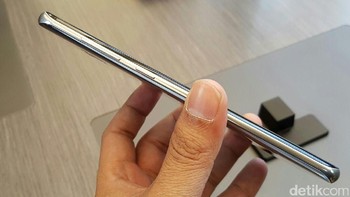 Dilihat dari sisi samping, Galaxy S8 tampak begitu tipis. Foto: Fino Yurio Kristo/detikINET