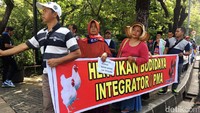 Para peternak yang menggelar aksi ini berasal dari berbagai wilayah di Jawa Tengah, Jawa Barat, Jawa Timur, Banten. Sebagian lagi datang dari Kalimantan Selatan, Lampung, dan Sumatera Selatan. 