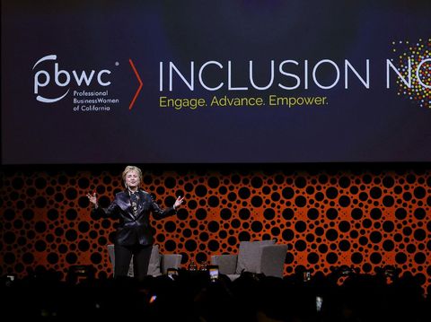 Pakai Jaket Kulit, Hillary Clinton Bikin Heboh Netizen