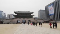 Salah satu gerbang istana ini lokasinya segaris dengan Gwanghwamun Square dengan patung Raja Sejong yang besar (Kurnia/detikTravel)