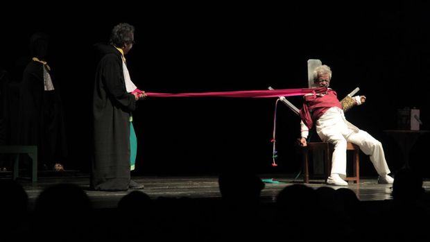 'Hakim Sarmin', Lakon Satir Khas Teater Gandrik