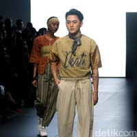 Karya IKAT Indonesia by Didiet Maulana yang terinspirasi dinamika kehidupan urban. menghadirkan koleksinya di Plaza Indonesia Fashion Week 2017. jakarta. Plaza Indonesia. [Foto: Mohammad Abduh/Wolipop]