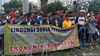 Para peternak ayam pedaging (broiler) dan petelur (layer) membawa atribut aksi seperti spanduk.