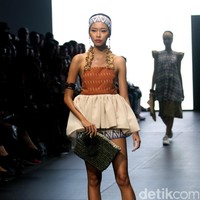 Karya IKAT Indonesia by Didiet Maulana yang terinspirasi dinamika kehidupan urban. menghadirkan koleksinya di Plaza Indonesia Fashion Week 2017. jakarta. Plaza Indonesia. [Foto: Mohammad Abduh/Wolipop]