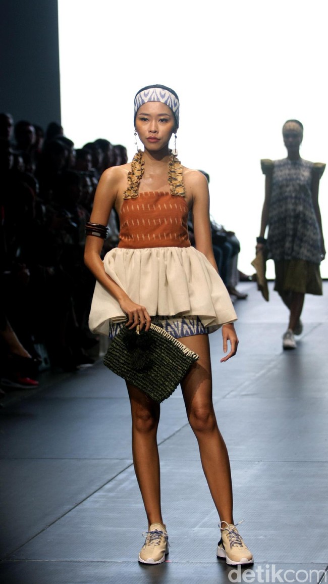 Karya IKAT Indonesia by Didiet Maulana yang terinspirasi dinamika kehidupan urban. menghadirkan koleksinya di Plaza Indonesia Fashion Week 2017. jakarta. Plaza Indonesia. [Foto: Mohammad Abduh/Wolipop]