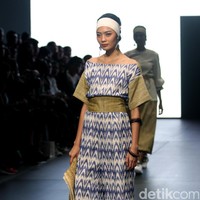 Karya IKAT Indonesia by Didiet Maulana yang terinspirasi dinamika kehidupan urban. menghadirkan koleksinya di Plaza Indonesia Fashion Week 2017. jakarta. Plaza Indonesia. [Foto: Mohammad Abduh/Wolipop]