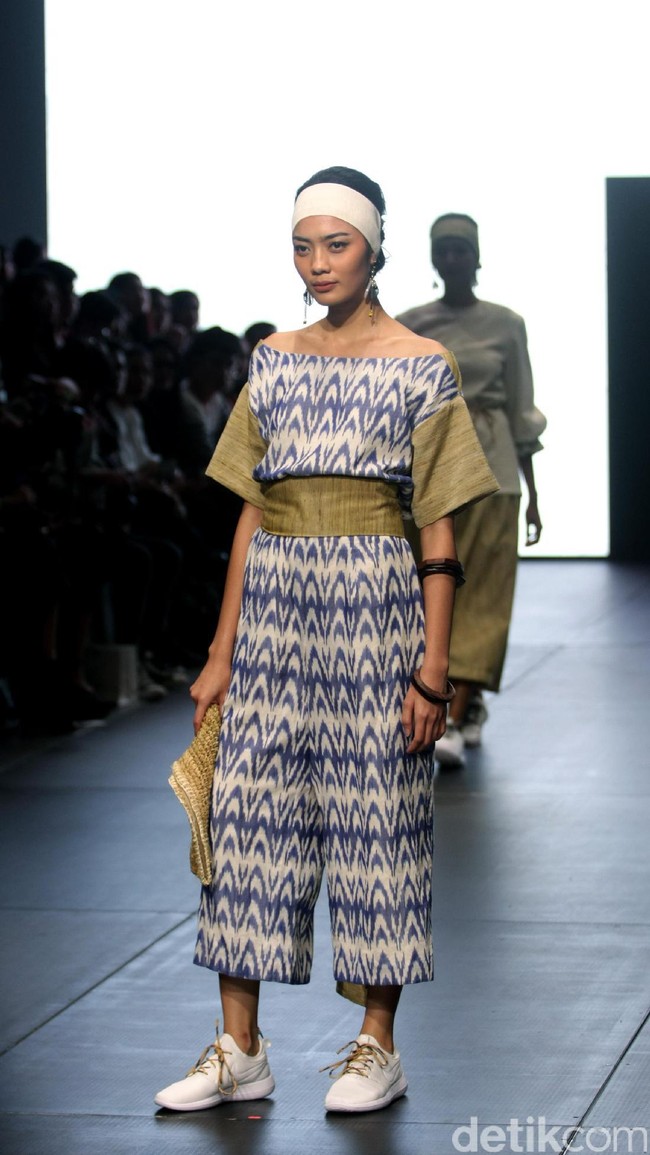 Karya IKAT Indonesia by Didiet Maulana yang terinspirasi dinamika kehidupan urban. menghadirkan koleksinya di Plaza Indonesia Fashion Week 2017. jakarta. Plaza Indonesia. [Foto: Mohammad Abduh/Wolipop]