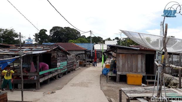 Desa di Tengah Laut Ini Sekarang Terang Benderang Setelah Dapat Listrik